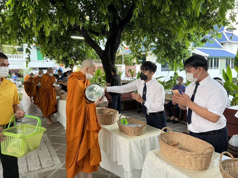 กิจกรรมทำบุญตักบาตรในช่วงเช้า ณ วัดเทพศิรินทราวาส