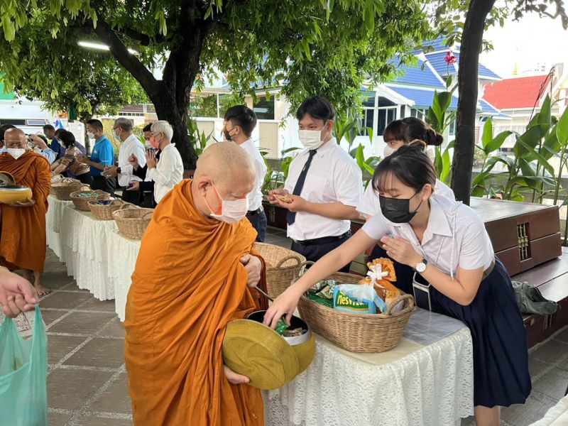 กิจกรรมทำบุญตักบาตรในช่วงเช้า ณ วัดเทพศิรินทราวาส