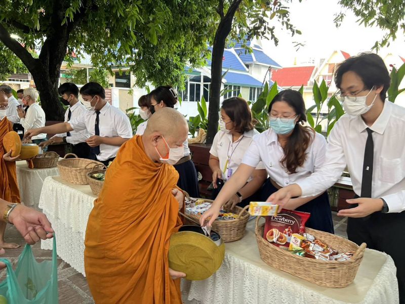 กิจกรรมทำบุญตักบาตรในช่วงเช้า ณ วัดเทพศิรินทราวาส