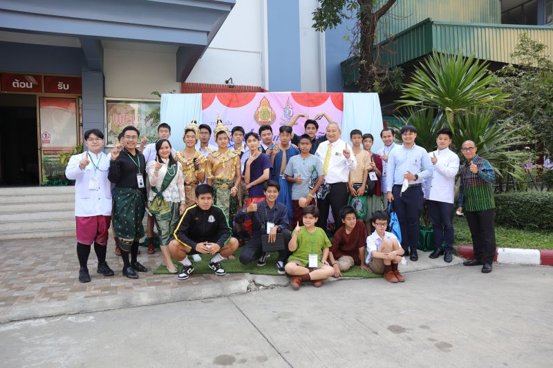 ให้กำลังใจนักเรียนเทพศิรินทร์ ที่มาแข่งขันละครคุณธรรมและ ละครประวัติศาสตร์ งานศิลปหัตถกรรมนักเรียน ครั้งที่ 70 โรงเรียนนวมินทราชินูทิศ สตรีวิทยา พุทธมณฑล