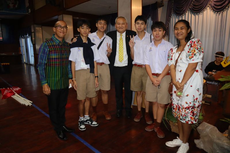 ให้กำลังใจนักเรียนเทพศิรินทร์ ที่มาแข่งขันละครคุณธรรมและ ละครประวัติศาสตร์ งานศิลปหัตถกรรมนักเรียน ครั้งที่ 70 โรงเรียนนวมินทราชินูทิศ สตรีวิทยา พุทธมณฑล