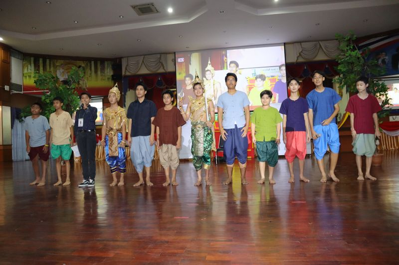 ให้กำลังใจนักเรียนเทพศิรินทร์ ที่มาแข่งขันละครคุณธรรมและ ละครประวัติศาสตร์ งานศิลปหัตถกรรมนักเรียน ครั้งที่ 70 โรงเรียนนวมินทราชินูทิศ สตรีวิทยา พุทธมณฑล