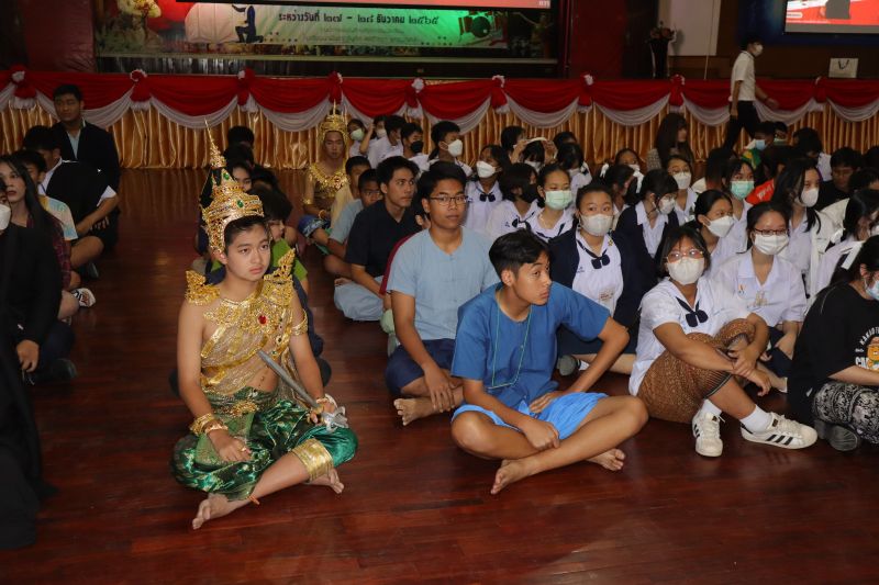 ให้กำลังใจนักเรียนเทพศิรินทร์ ที่มาแข่งขันละครคุณธรรมและ ละครประวัติศาสตร์ งานศิลปหัตถกรรมนักเรียน ครั้งที่ 70 โรงเรียนนวมินทราชินูทิศ สตรีวิทยา พุทธมณฑล