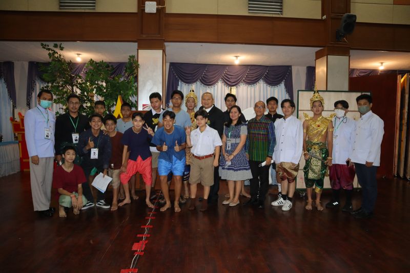 ให้กำลังใจนักเรียนเทพศิรินทร์ ที่มาแข่งขันละครคุณธรรมและ ละครประวัติศาสตร์ งานศิลปหัตถกรรมนักเรียน ครั้งที่ 70 โรงเรียนนวมินทราชินูทิศ สตรีวิทยา พุทธมณฑล