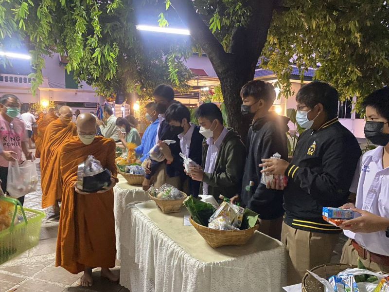 กิจกรรมทำบุญตักบาตรในช่วงเช้า ณ วัดเทพศิรินทราวาส