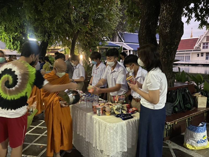 กิจกรรมทำบุญตักบาตรในช่วงเช้า ณ วัดเทพศิรินทราวาส