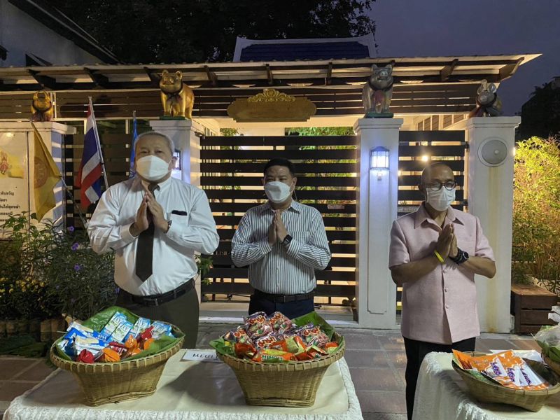 กิจกรรมทำบุญตักบาตรในช่วงเช้า ณ วัดเทพศิรินทราวาส