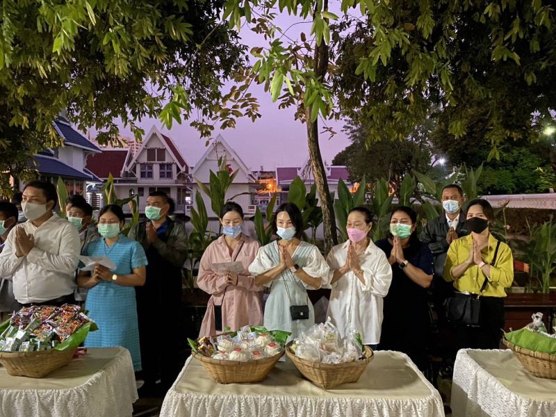 กิจกรรมทำบุญตักบาตรในช่วงเช้า ณ วัดเทพศิรินทราวาส