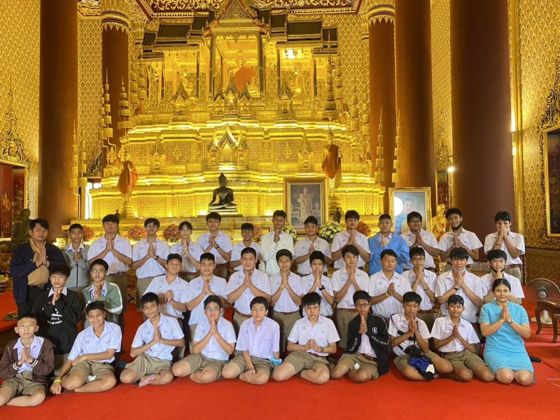 กิจกรรมทำบุญตักบาตรในช่วงเช้า ณ วัดเทพศิรินทราวาส