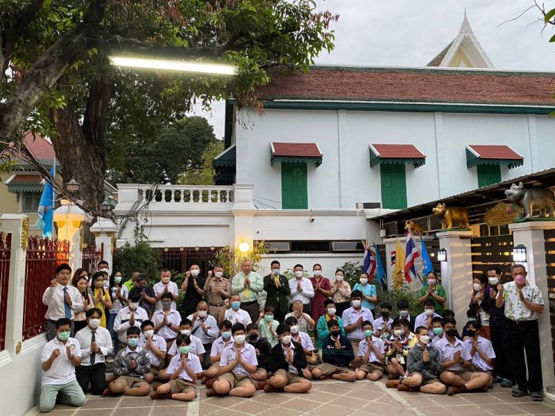 กิจกรรมทำบุญตักบาตรในช่วงเช้า ณ วัดเทพศิรินทราวาส