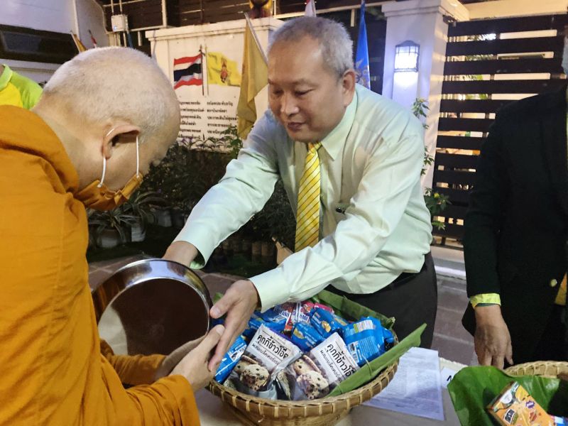 กิจกรรมทำบุญตักบาตรในช่วงเช้า ณ วัดเทพศิรินทราวาส