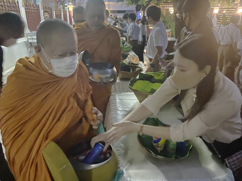 กิจกรรมทำบุญตักบาตรในช่วงเช้า ณ วัดเทพศิรินทราวาส
