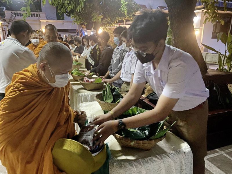 กิจกรรมทำบุญตักบาตรในช่วงเช้า ณ วัดเทพศิรินทราวาส