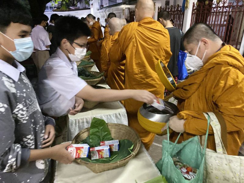 กิจกรรมทำบุญตักบาตรในช่วงเช้า ณ วัดเทพศิรินทราวาส