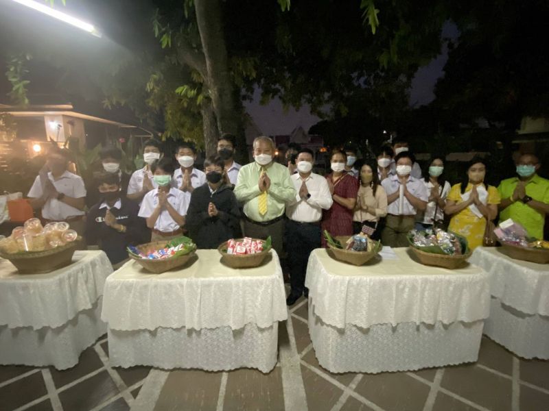 กิจกรรมทำบุญตักบาตรในช่วงเช้า ณ วัดเทพศิรินทราวาส