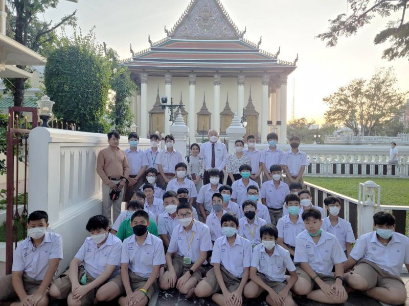 กิจกรรมทำบุญตักบาตรในช่วงเช้า ณ วัดเทพศิรินทราวาส
