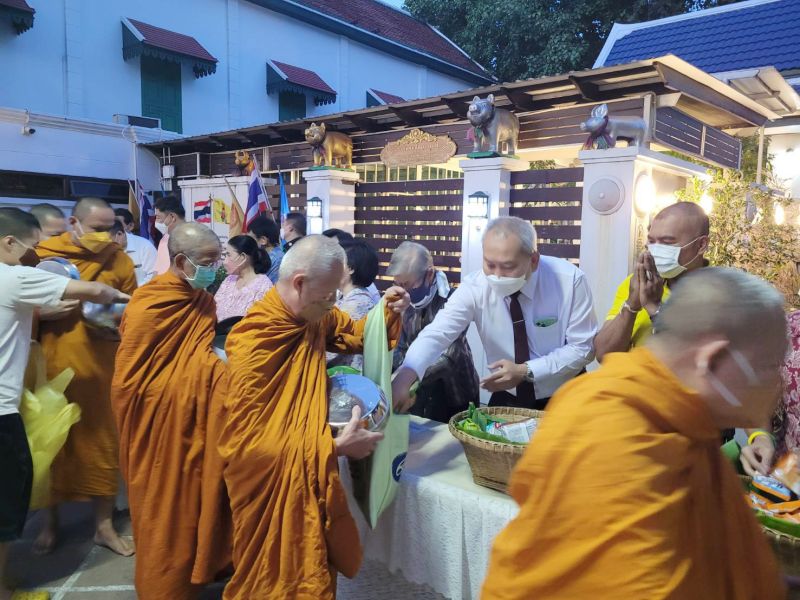 กิจกรรมทำบุญตักบาตรในช่วงเช้า ณ วัดเทพศิรินทราวาส