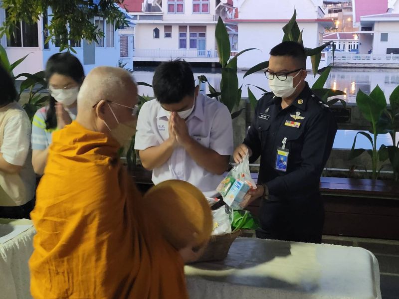 กิจกรรมทำบุญตักบาตรในช่วงเช้า ณ วัดเทพศิรินทราวาส