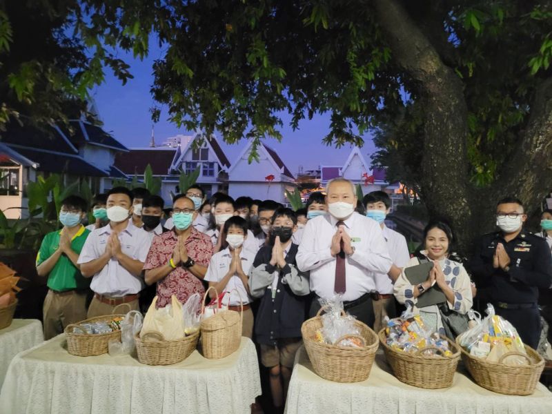 กิจกรรมทำบุญตักบาตรในช่วงเช้า ณ วัดเทพศิรินทราวาส