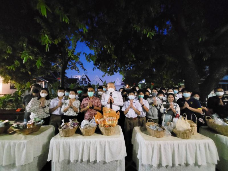กิจกรรมทำบุญตักบาตรในช่วงเช้า ณ วัดเทพศิรินทราวาส