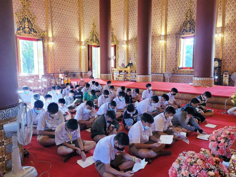 กิจกรรมทำบุญตักบาตรในช่วงเช้า ณ วัดเทพศิรินทราวาส
