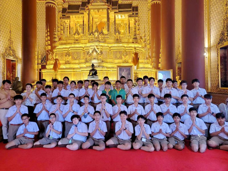 กิจกรรมทำบุญตักบาตรในช่วงเช้า ณ วัดเทพศิรินทราวาส
