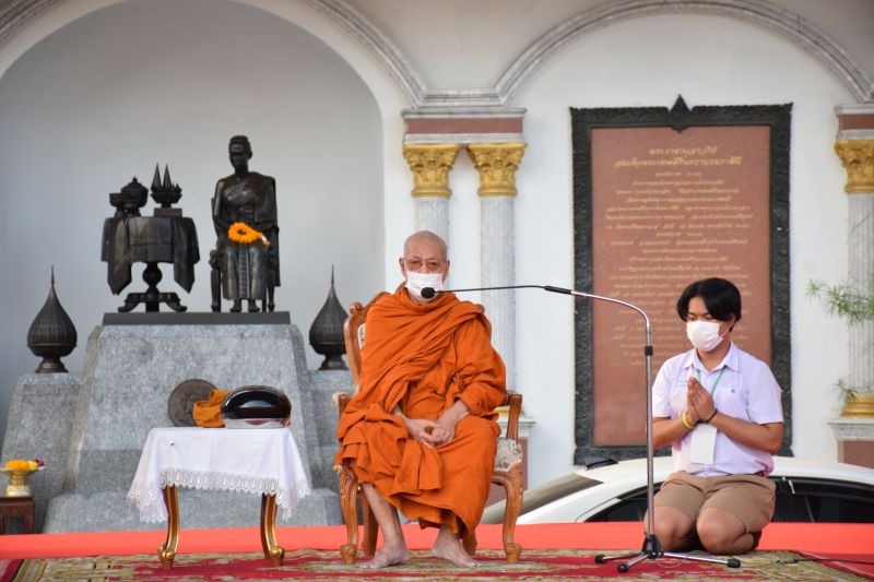 โรงเรียนเทพศิรินทร์ ทำบุญตักบาตรในช่วงเช้า เนื่องในโอกาสวันขึ้นปีใหม่ 2566
