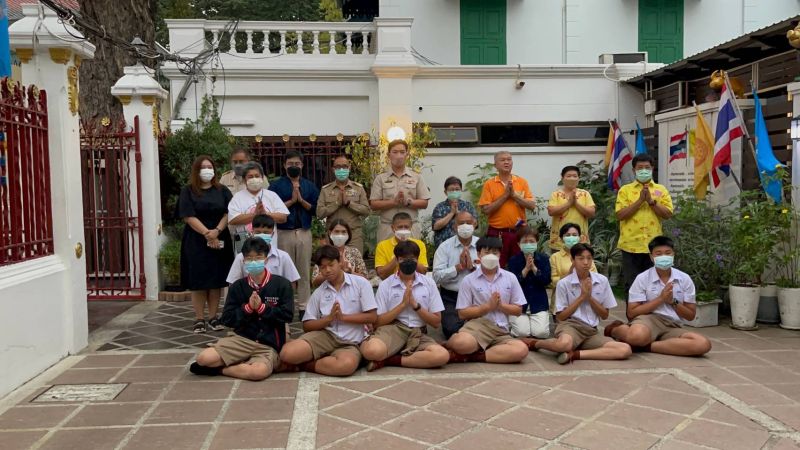 กิจกรรมทำบุญตักบาตรในช่วงเช้า ณ วัดเทพศิรินทราวาส