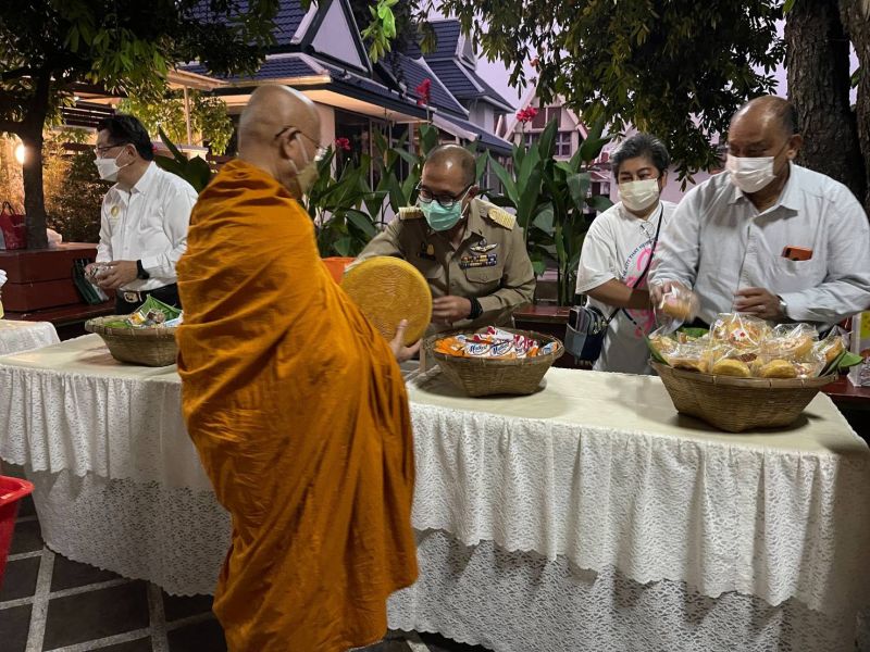 กิจกรรมทำบุญตักบาตรในช่วงเช้า ณ วัดเทพศิรินทราวาส