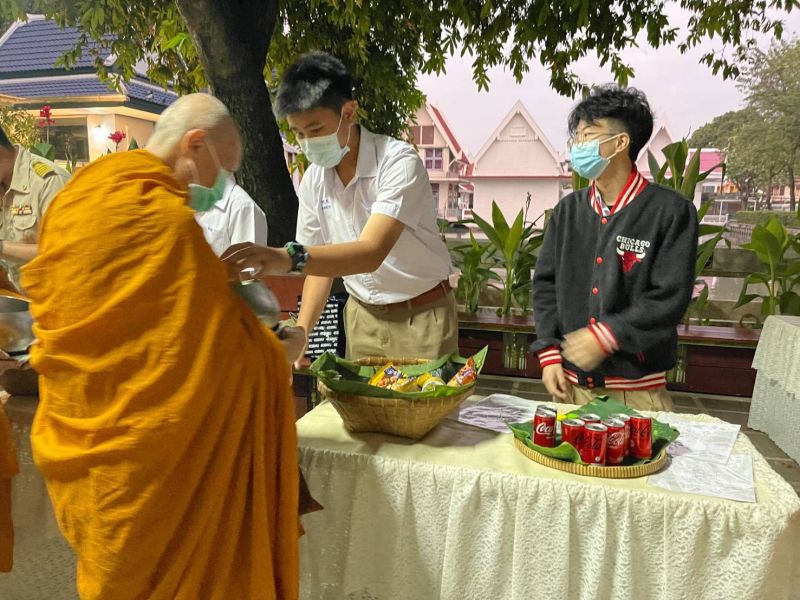 กิจกรรมทำบุญตักบาตรในช่วงเช้า ณ วัดเทพศิรินทราวาส