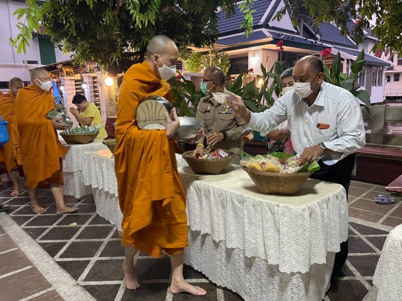 กิจกรรมทำบุญตักบาตรในช่วงเช้า ณ วัดเทพศิรินทราวาส