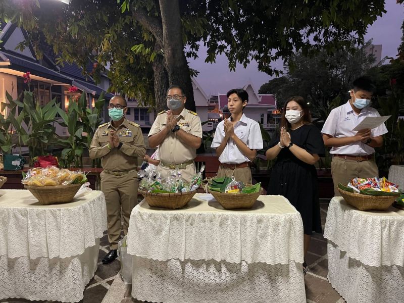 กิจกรรมทำบุญตักบาตรในช่วงเช้า ณ วัดเทพศิรินทราวาส