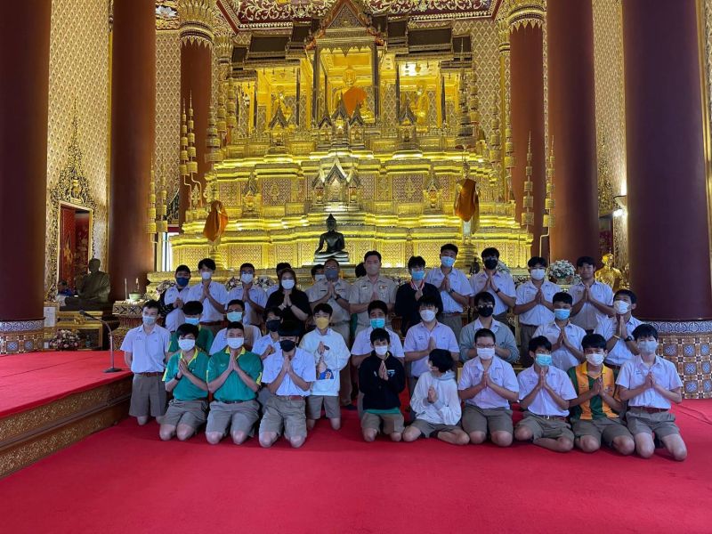 กิจกรรมทำบุญตักบาตรในช่วงเช้า ณ วัดเทพศิรินทราวาส