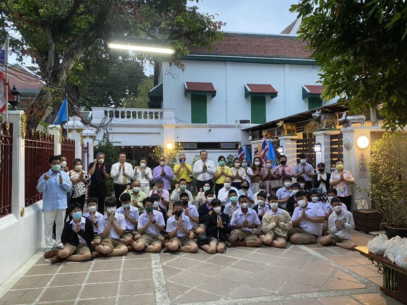 กิจกรรมทำบุญตักบาตรในช่วงเช้า ณ วัดเทพศิรินทราวาส