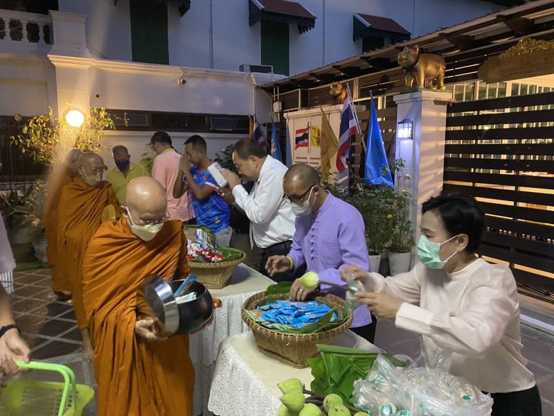 กิจกรรมทำบุญตักบาตรในช่วงเช้า ณ วัดเทพศิรินทราวาส