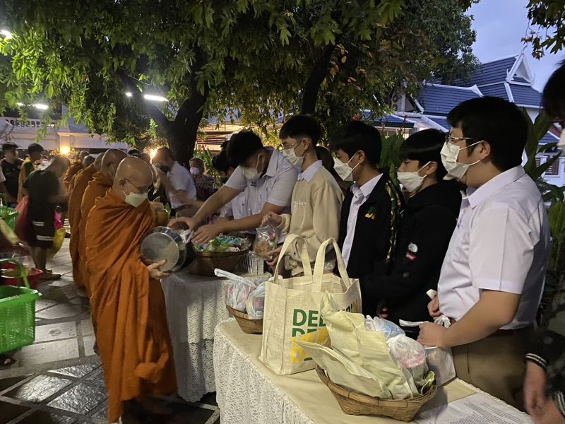 กิจกรรมทำบุญตักบาตรในช่วงเช้า ณ วัดเทพศิรินทราวาส