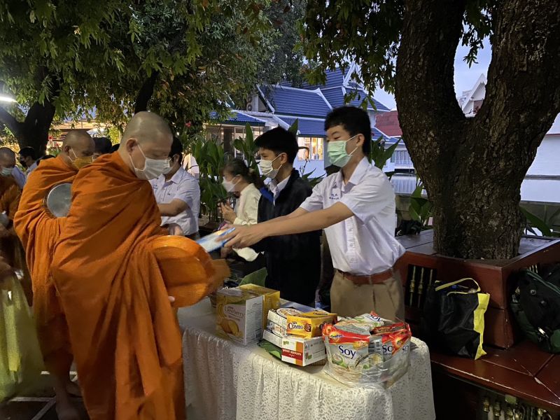 กิจกรรมทำบุญตักบาตรในช่วงเช้า ณ วัดเทพศิรินทราวาส