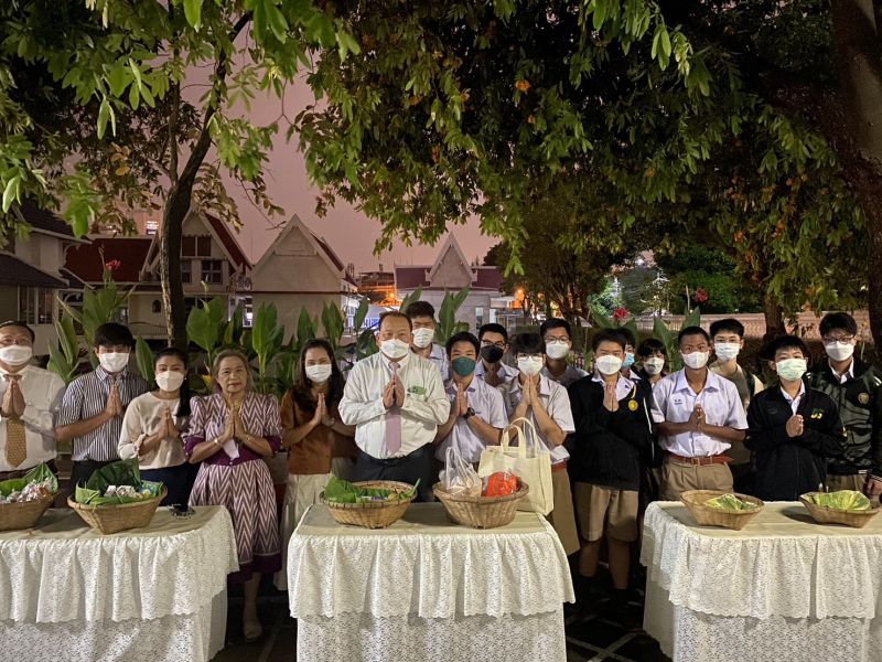 กิจกรรมทำบุญตักบาตรในช่วงเช้า ณ วัดเทพศิรินทราวาส