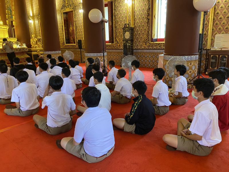 กิจกรรมทำบุญตักบาตรในช่วงเช้า ณ วัดเทพศิรินทราวาส