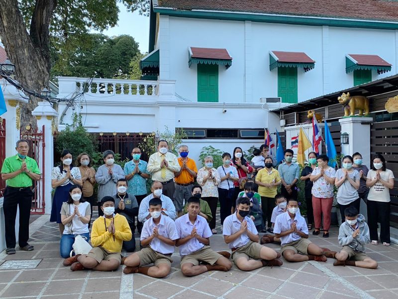 กิจกรรมทำบุญตักบาตรในช่วงเช้า ณ วัดเทพศิรินทราวาส