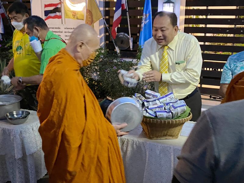 กิจกรรมทำบุญตักบาตรในช่วงเช้า ณ วัดเทพศิรินทราวาส