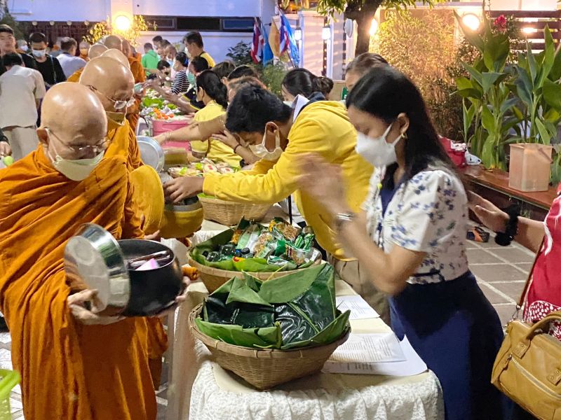 กิจกรรมทำบุญตักบาตรในช่วงเช้า ณ วัดเทพศิรินทราวาส