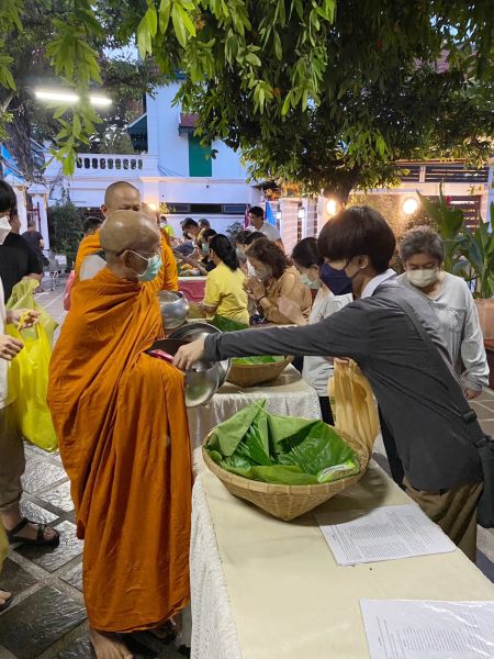 กิจกรรมทำบุญตักบาตรในช่วงเช้า ณ วัดเทพศิรินทราวาส