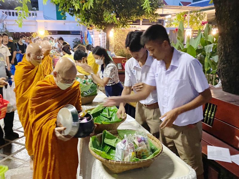 กิจกรรมทำบุญตักบาตรในช่วงเช้า ณ วัดเทพศิรินทราวาส