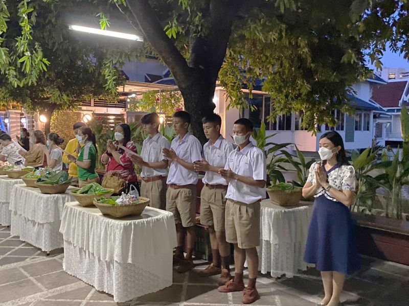 กิจกรรมทำบุญตักบาตรในช่วงเช้า ณ วัดเทพศิรินทราวาส