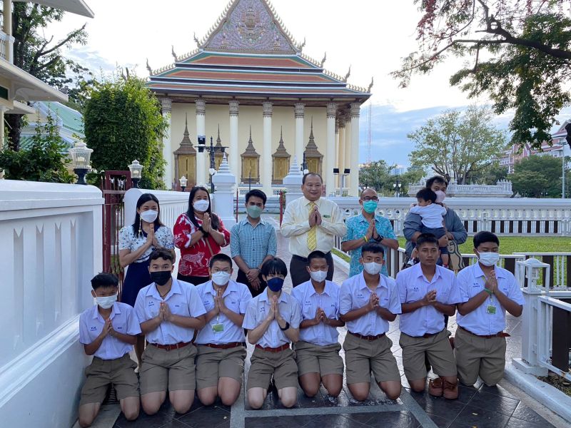กิจกรรมทำบุญตักบาตรในช่วงเช้า ณ วัดเทพศิรินทราวาส