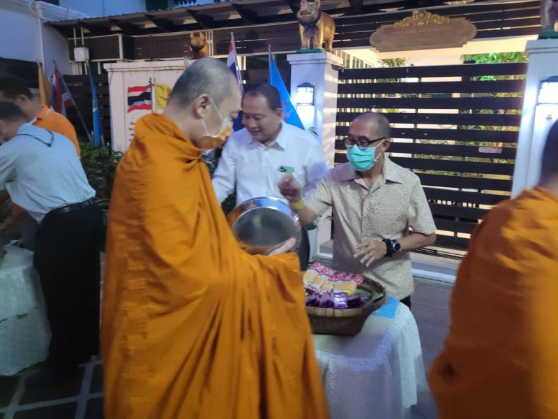กิจกรรมทำบุญตักบาตรในช่วงเช้า ณ วัดเทพศิรินทราวาส