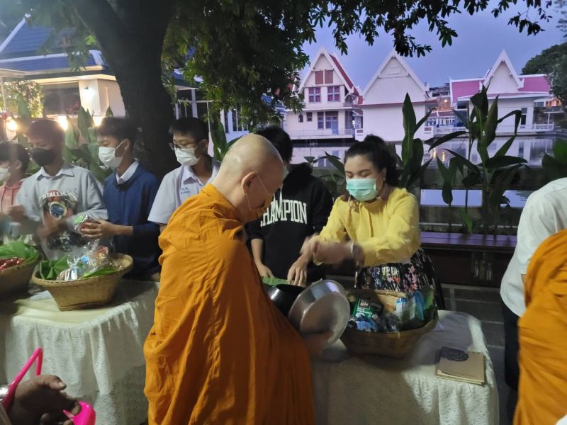 กิจกรรมทำบุญตักบาตรในช่วงเช้า ณ วัดเทพศิรินทราวาส