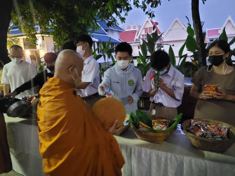 กิจกรรมทำบุญตักบาตรในช่วงเช้า ณ วัดเทพศิรินทราวาส