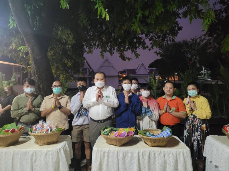 กิจกรรมทำบุญตักบาตรในช่วงเช้า ณ วัดเทพศิรินทราวาส